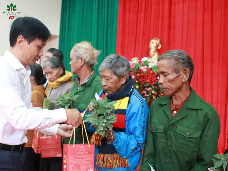 Tặng Sâm giống cho bà con đồng bào Xơ Đăng.