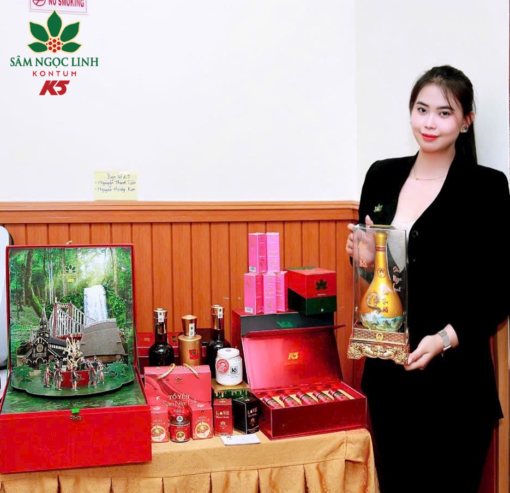 Đại diện K5 nhận hoa kỷ niệm từ BTC chương trình.