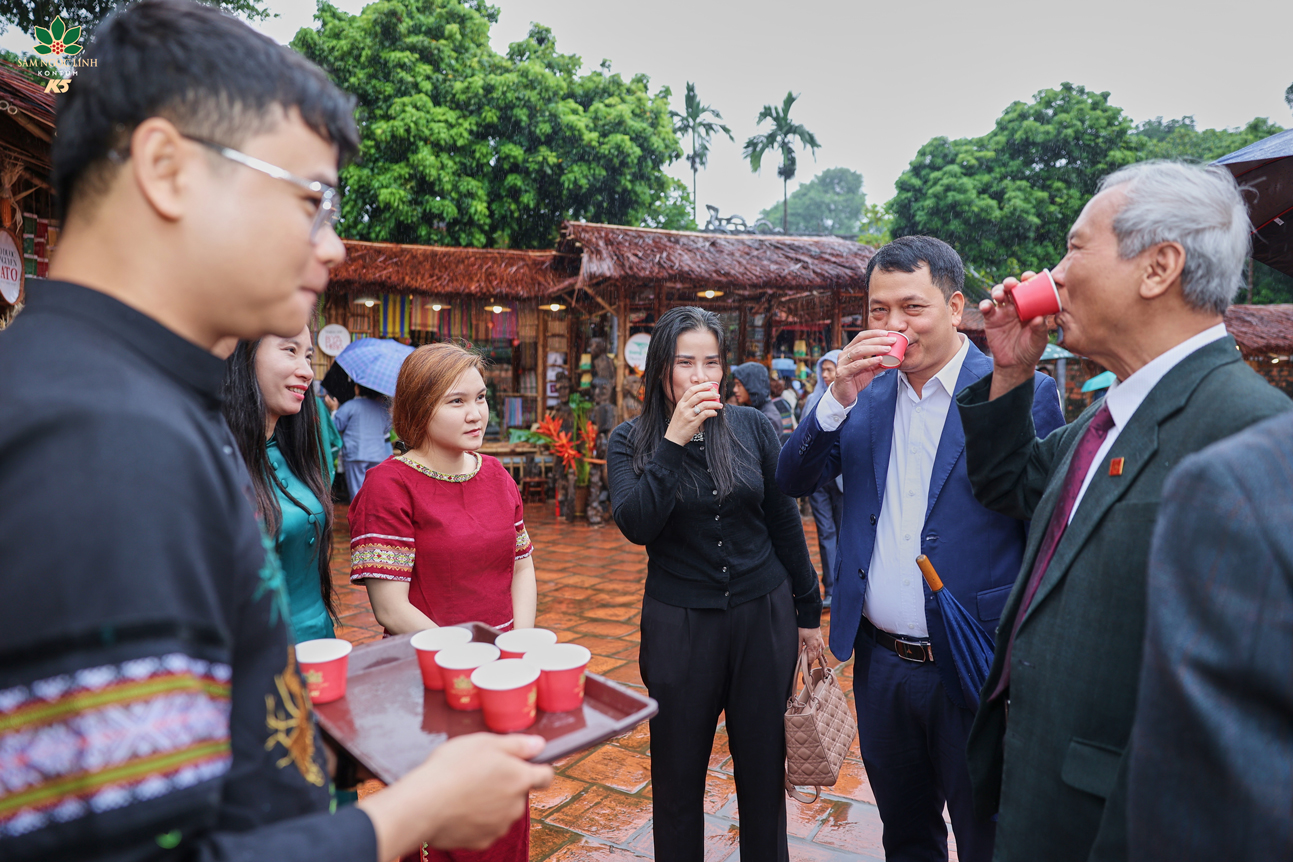 Các đại biểu thưởng thức sản phẩm sâm Ngọc Linh.