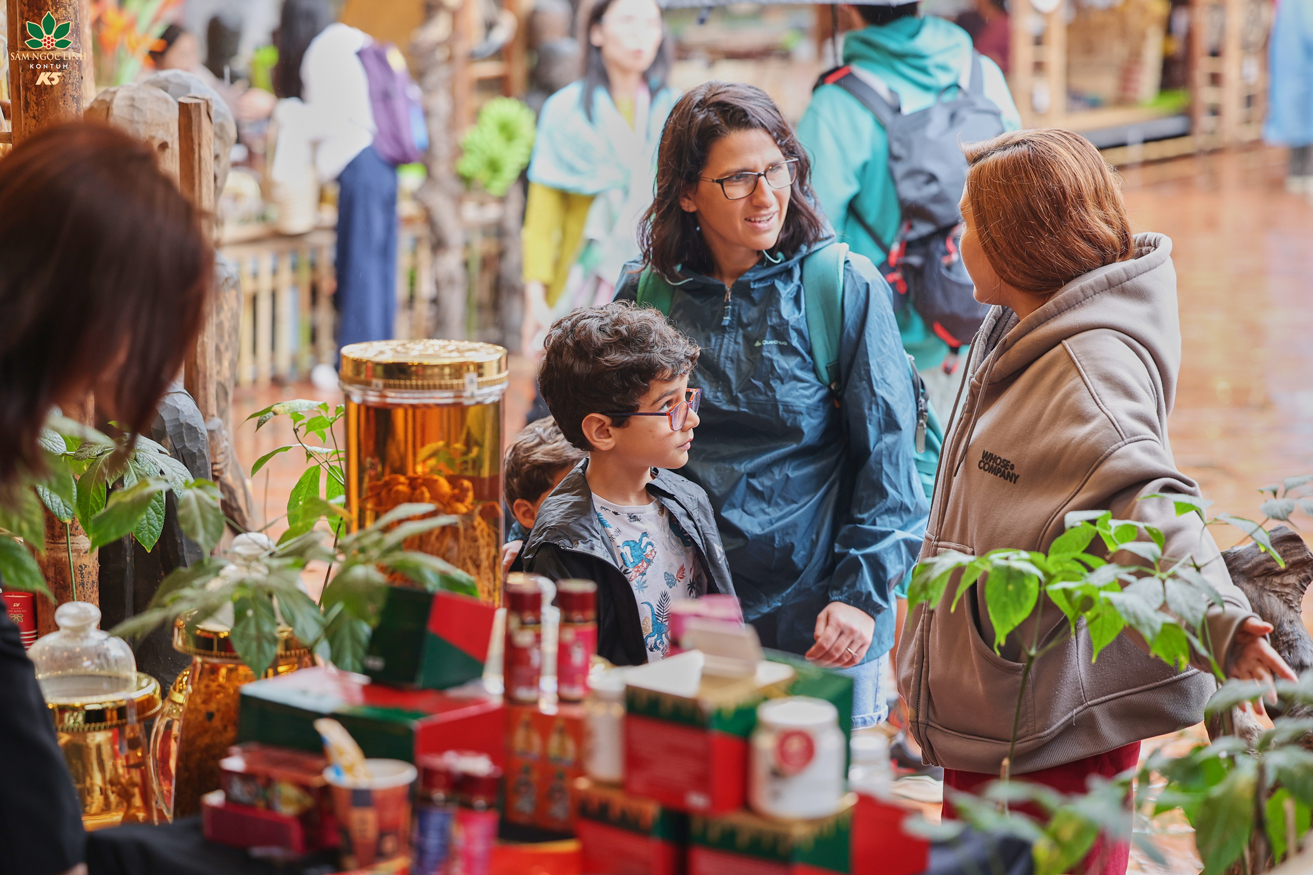 Du khách quốc tế tham quan gian hàng K5