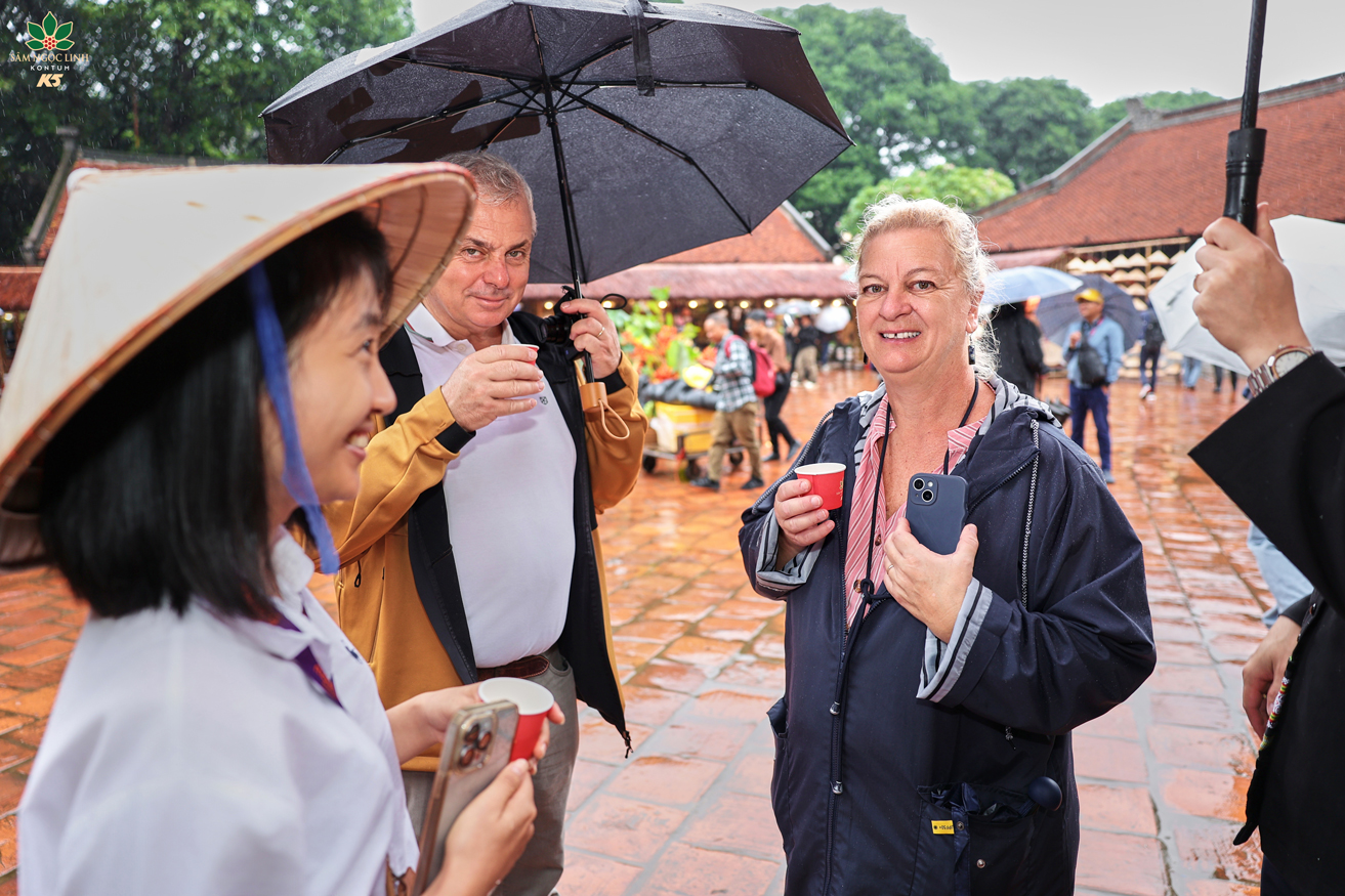 Du khách quốc tế thưởng thức sản phẩm K5.