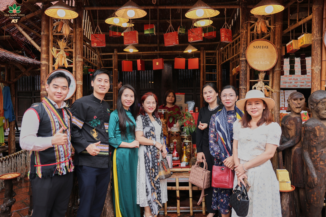 Khách tham quan check in và mua sắm tại gian hàng K5.