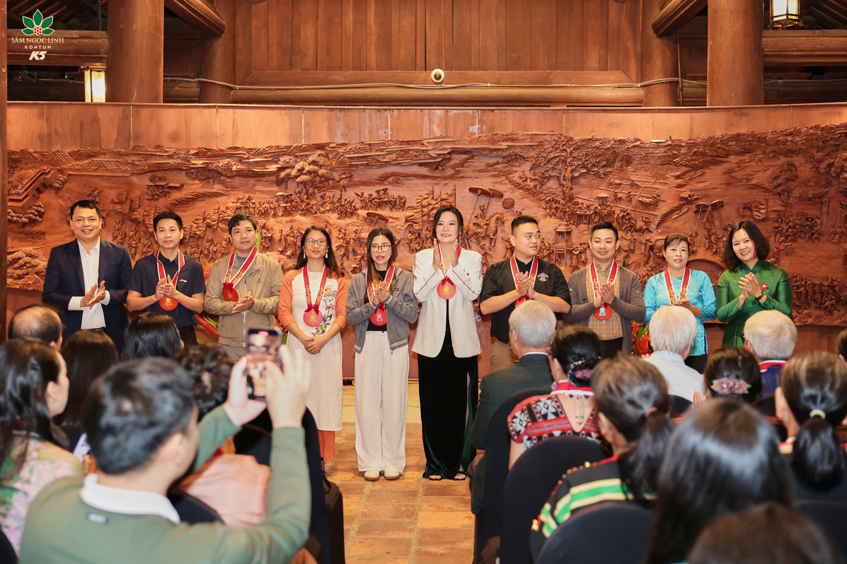 Bà Lê Thị Ánh Mai – Phó Giám đốc Sở Văn hóa và Thể thao Hà Nội (Áo dài xanh) trao Kỷ niệm chương cho các nghệ nhân tham dự Festival Thăng Long – Hà Nội 2025 tại Văn Miếu - Quốc Tử Giám.