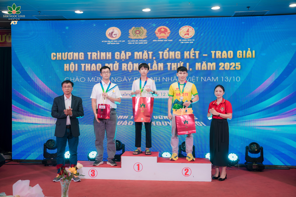 Đại diện K5 dành tặng các phần quà đến các vận động viên.