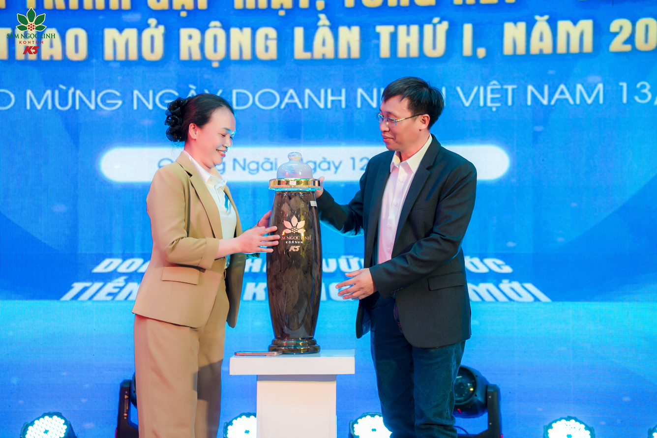 Bình rượu sâm Ngọc Linh được đấu giá tại Gala Hội thao.