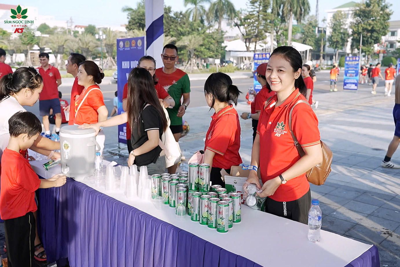 K5 tiếp sức cho các vận động viên bằng những ly nước giải khát mát lạnh.