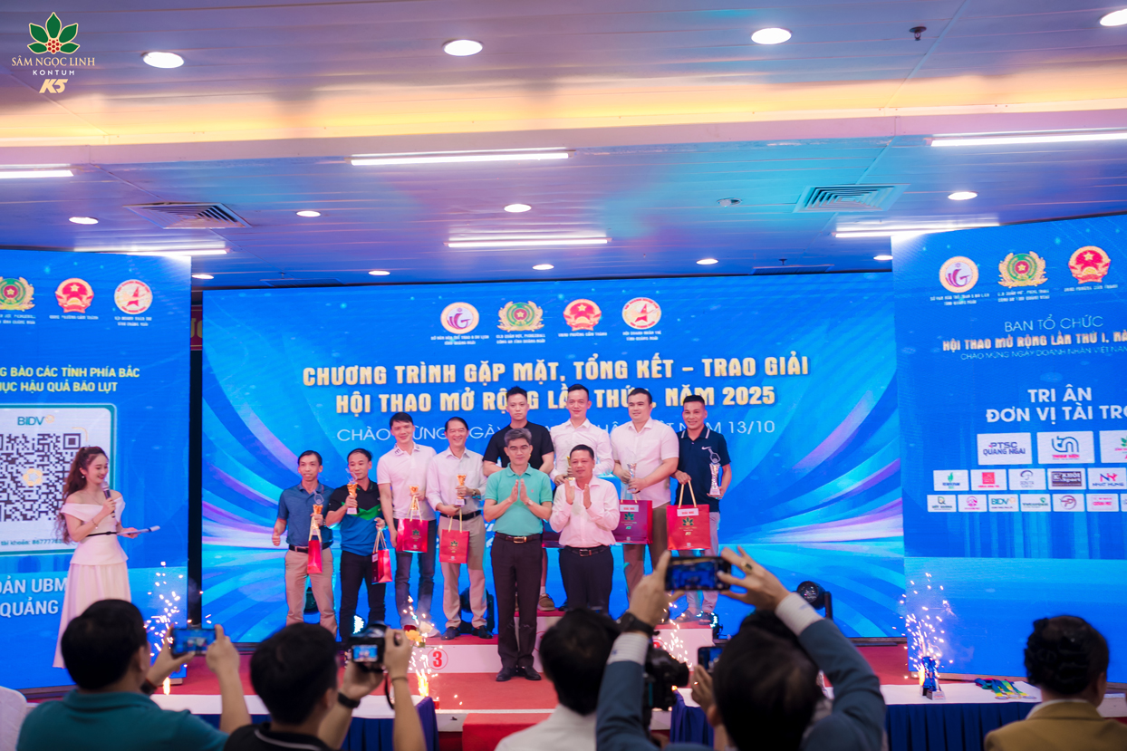 Trao giải cho vận động viên nam chiến thắng.