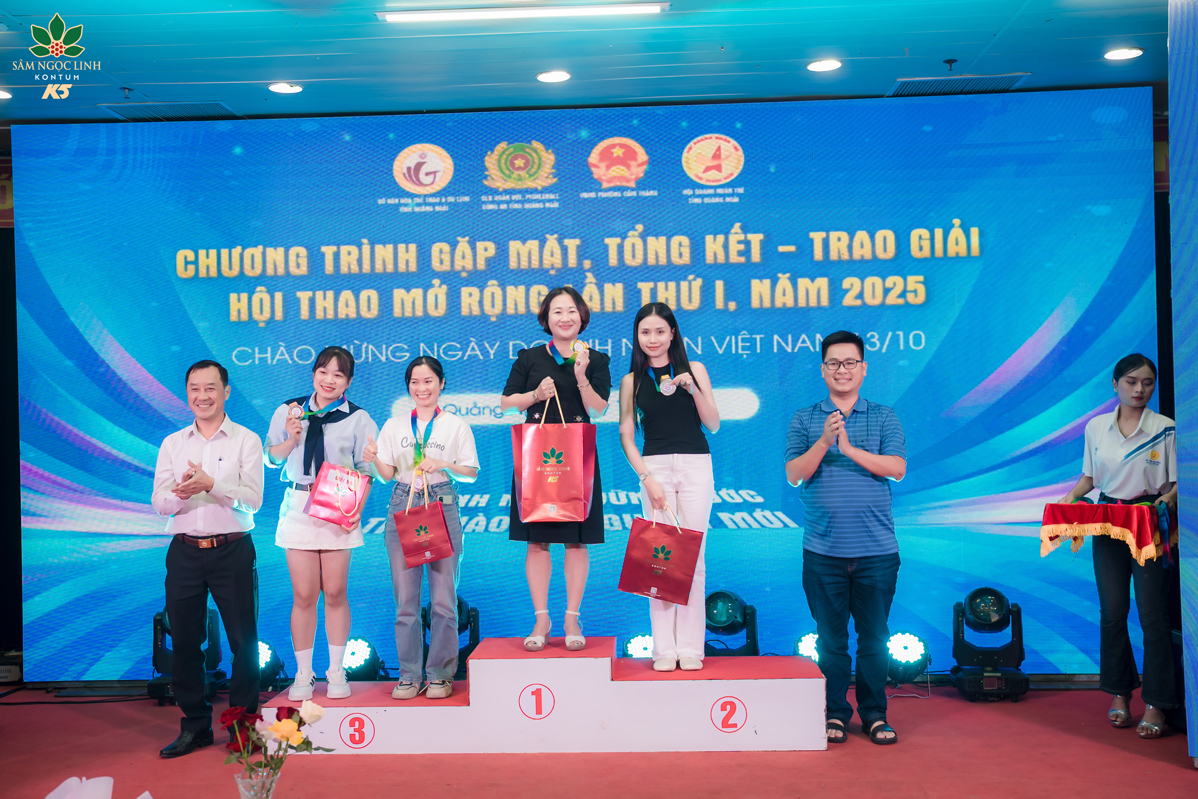 Trao giải cho các vận động viên nữ tai Hội thao.