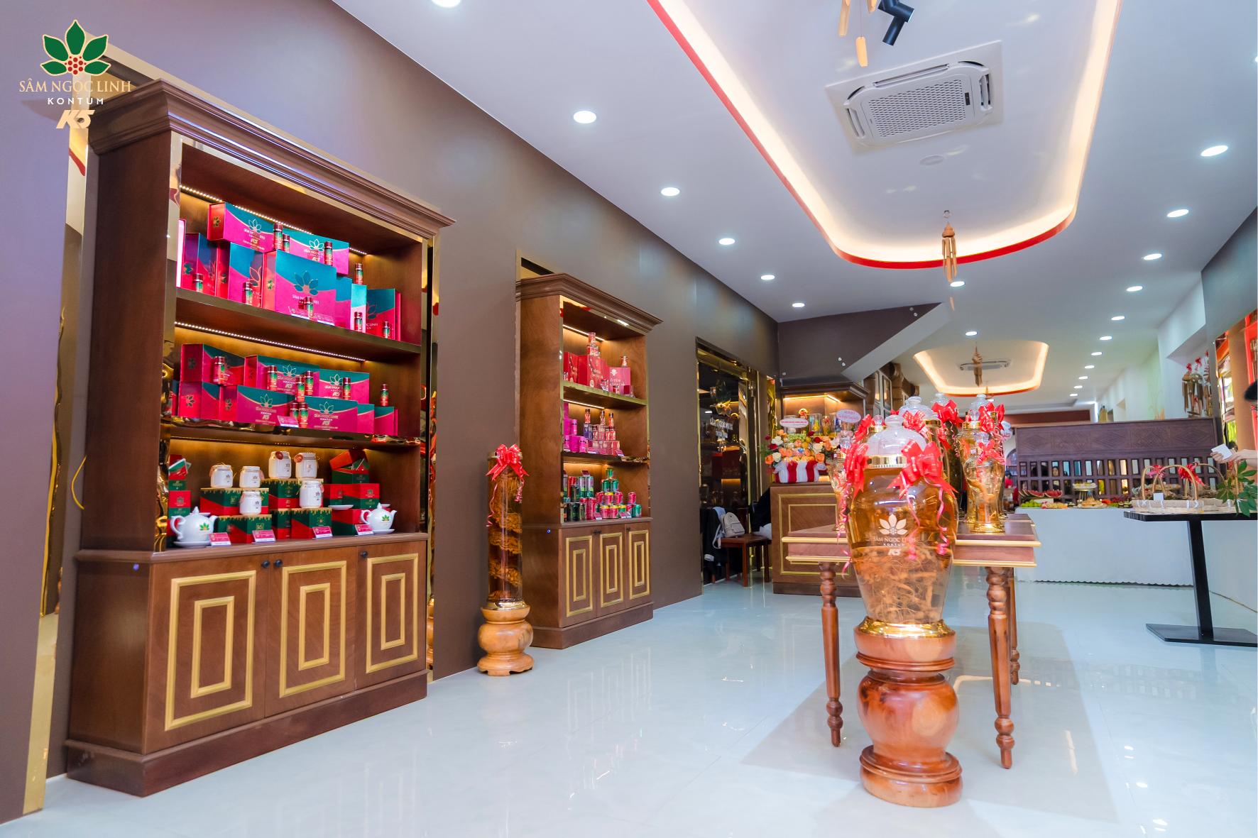 Nhân viên K5 chụp ảnh bên trong showroom.