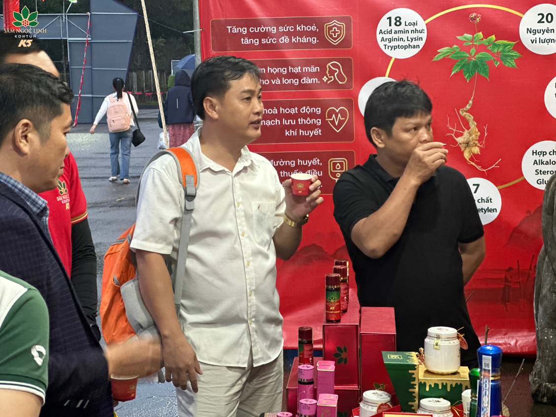 Khách tham quan thưởng thức nước uống K5.