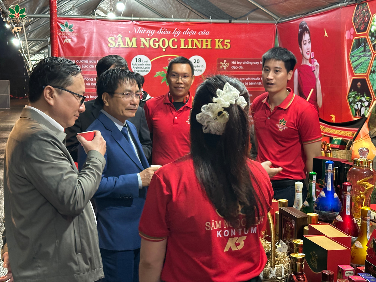 Ông Nguyễn Ngọc Sâm - Phó Chủ tịch tỉnh Quảng Ngãi tham quan gian hàng K5.