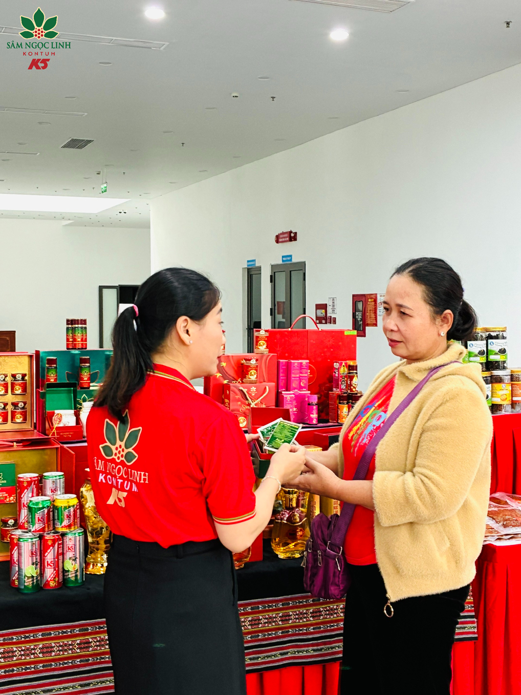 K5 tư vấn cho khách hàng các sản phẩm Sâm Ngọc Linh.