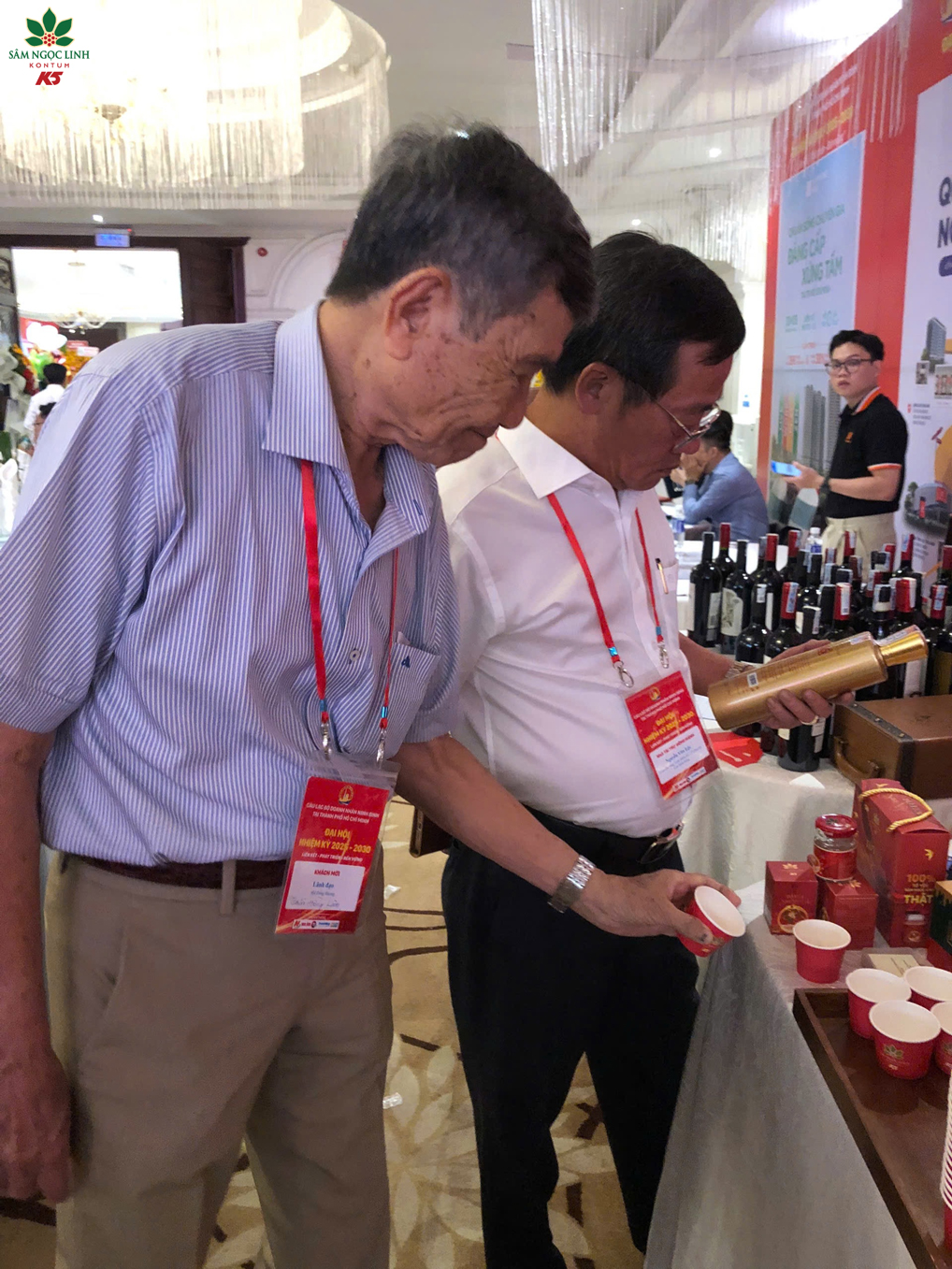  Khách mời đến tham quan và check in tại gian hàng K5.