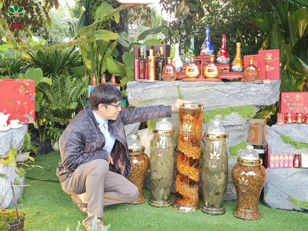   Khách tham quan ghé thăm gian hàng và tìm hiểu về các sản phẩm sâm.