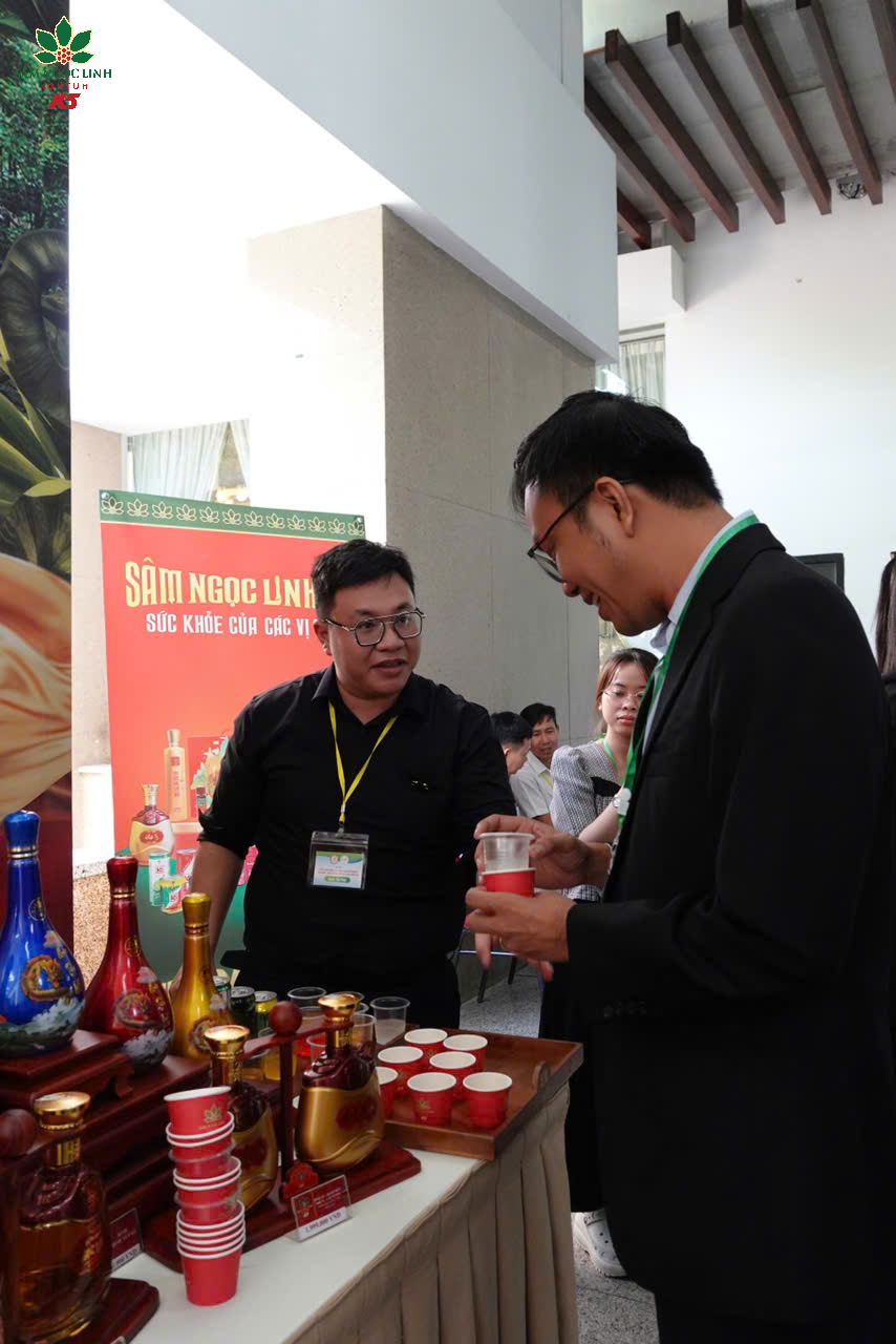 Các đại biểu tham quan và thưởng thức sản phẩm sâm Ngọc Linh tại gian hàng K5.