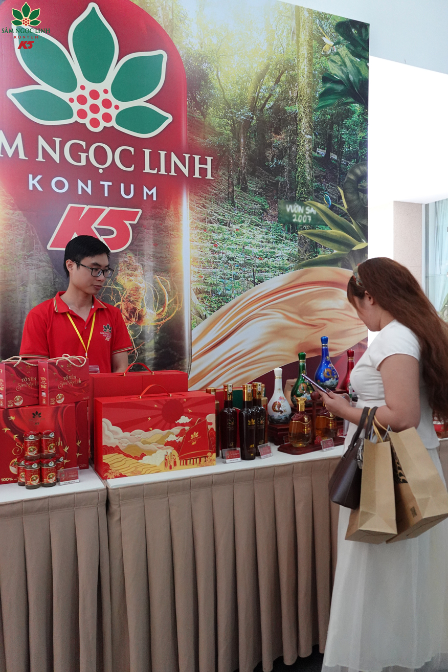 Các đại biểu tham quan và thưởng thức sản phẩm sâm Ngọc Linh tại gian hàng K5.