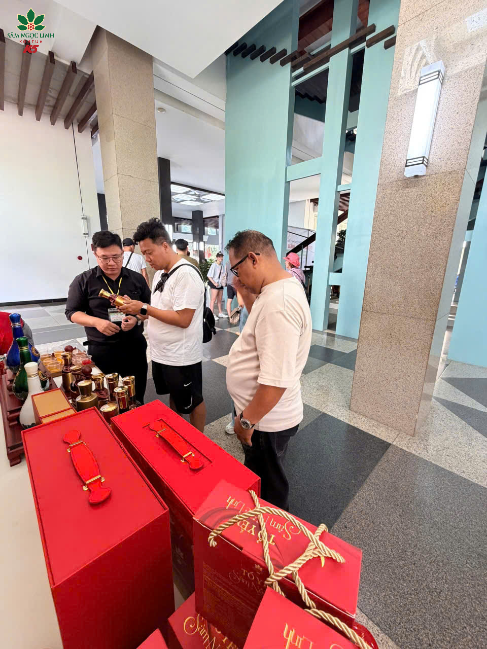 Các đại biểu tham quan và thưởng thức sản phẩm sâm Ngọc Linh tại gian hàng K5.