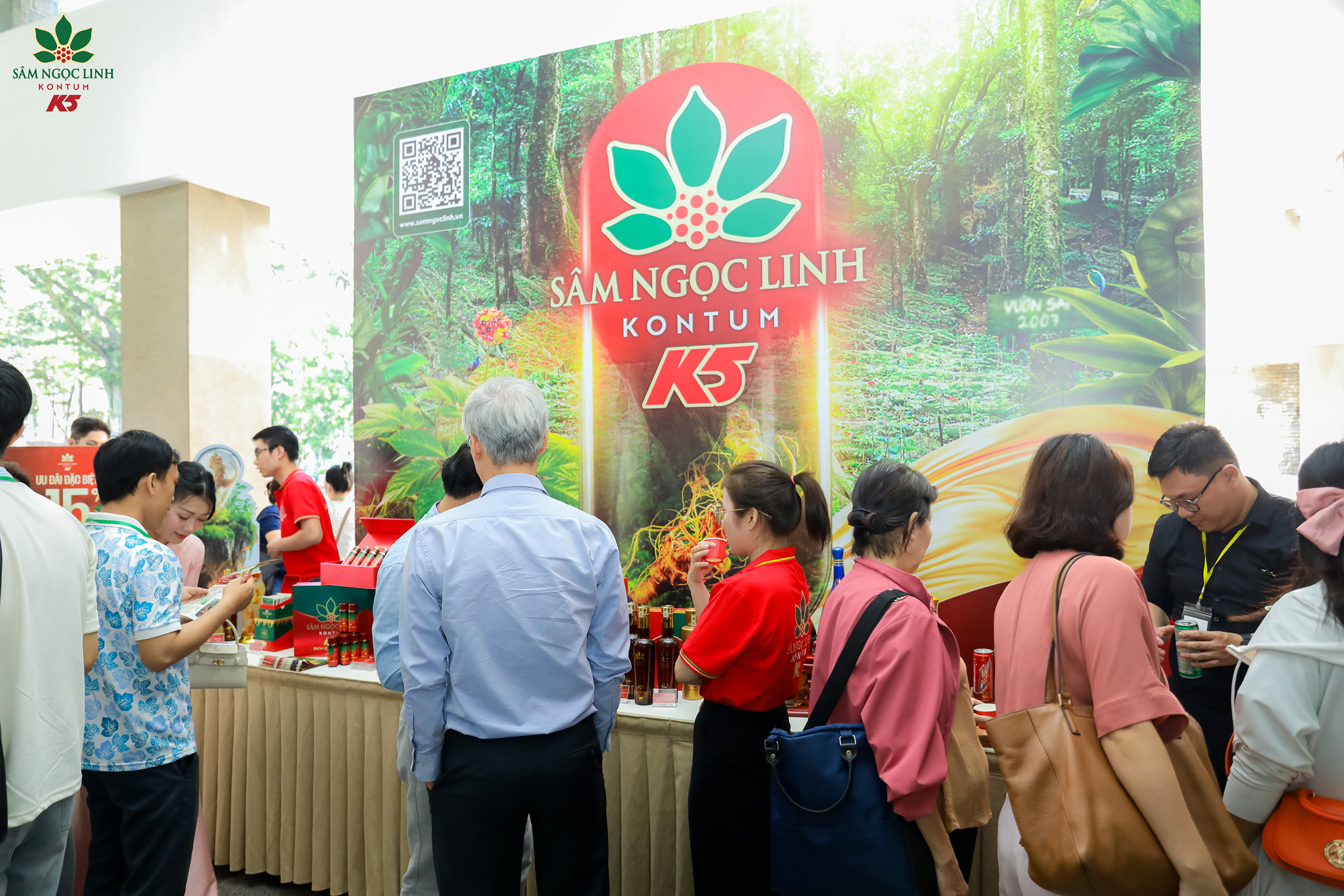 Đại biểu đến tham quan và nghe tư vấn về các sản phẩm sâm Ngọc Linh.