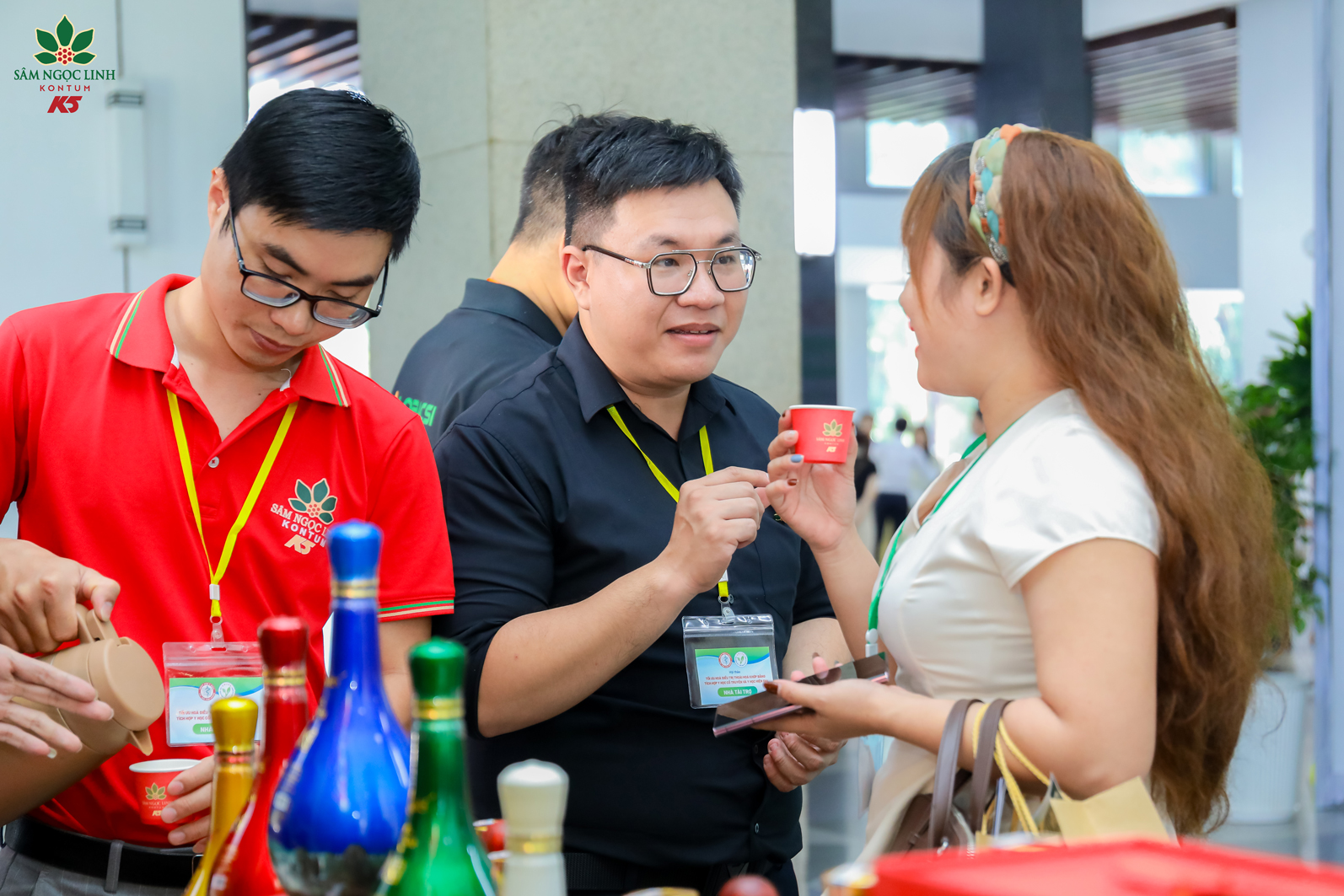 Đại biểu đến tham quan và nghe tư vấn về các sản phẩm sâm Ngọc Linh.