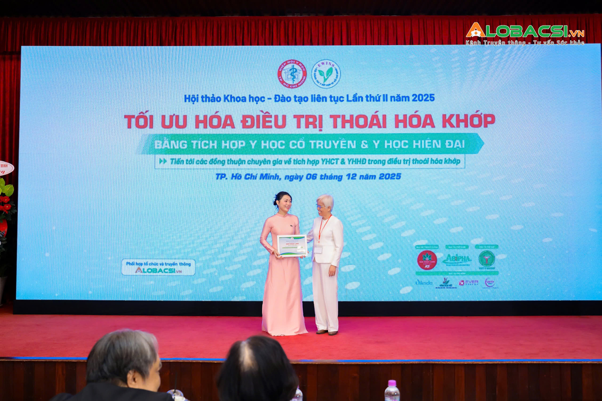 Đại diện K5 nhận thư cảm ơn từ Ban Tổ chức. (Ảnh: Nguồn Alobacsi.vn)