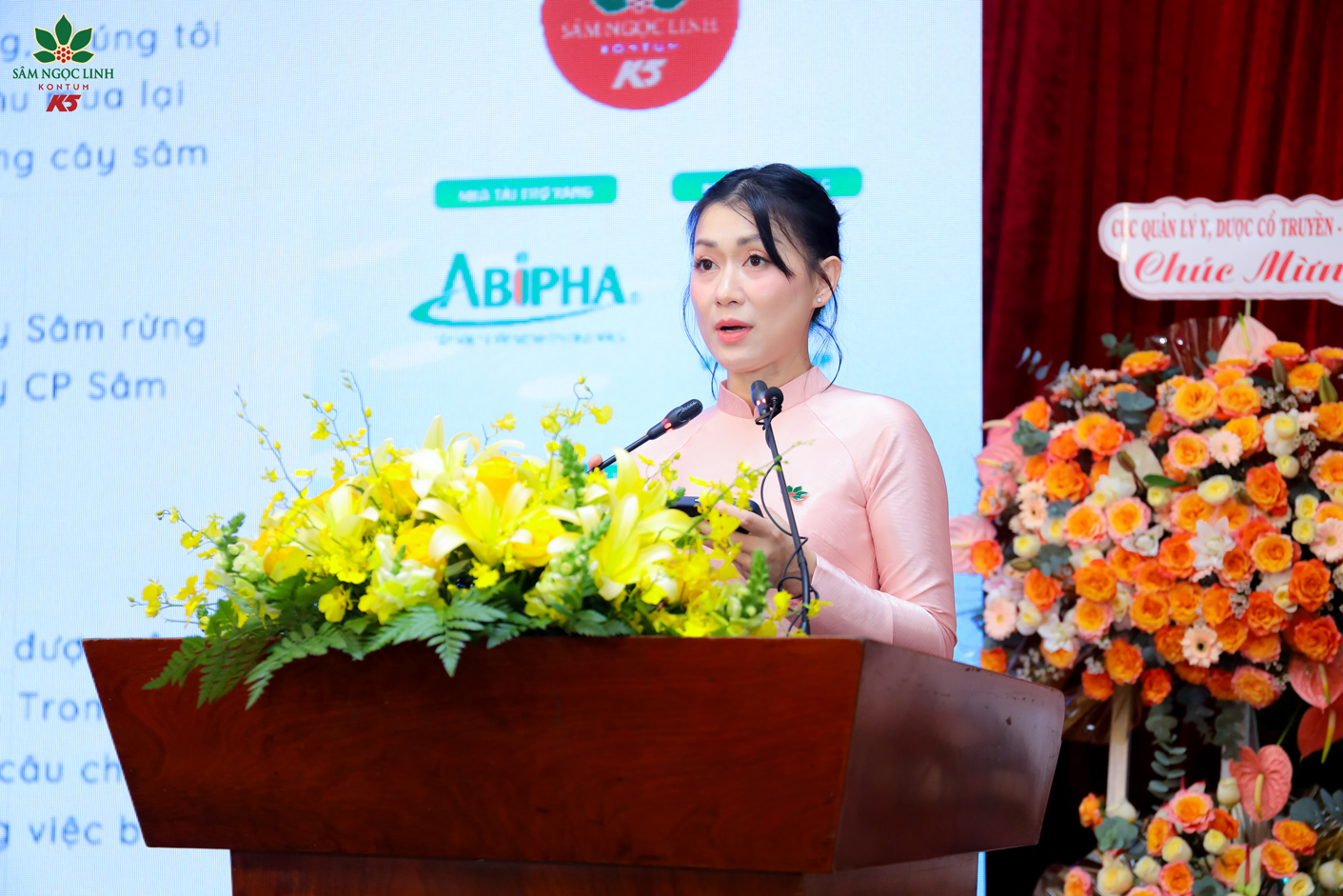 Đại diện Sâm Ngọc Linh K5 giới thiệu về thương hiệu và giá trị của cây sâm Ngọc Linh.