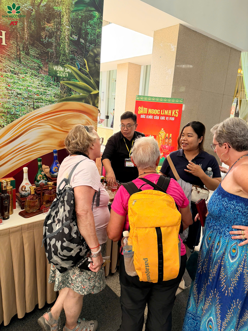 Du khách nước ngoài rất quan tâm đến các sản phẩm sâm Ngọc Linh.