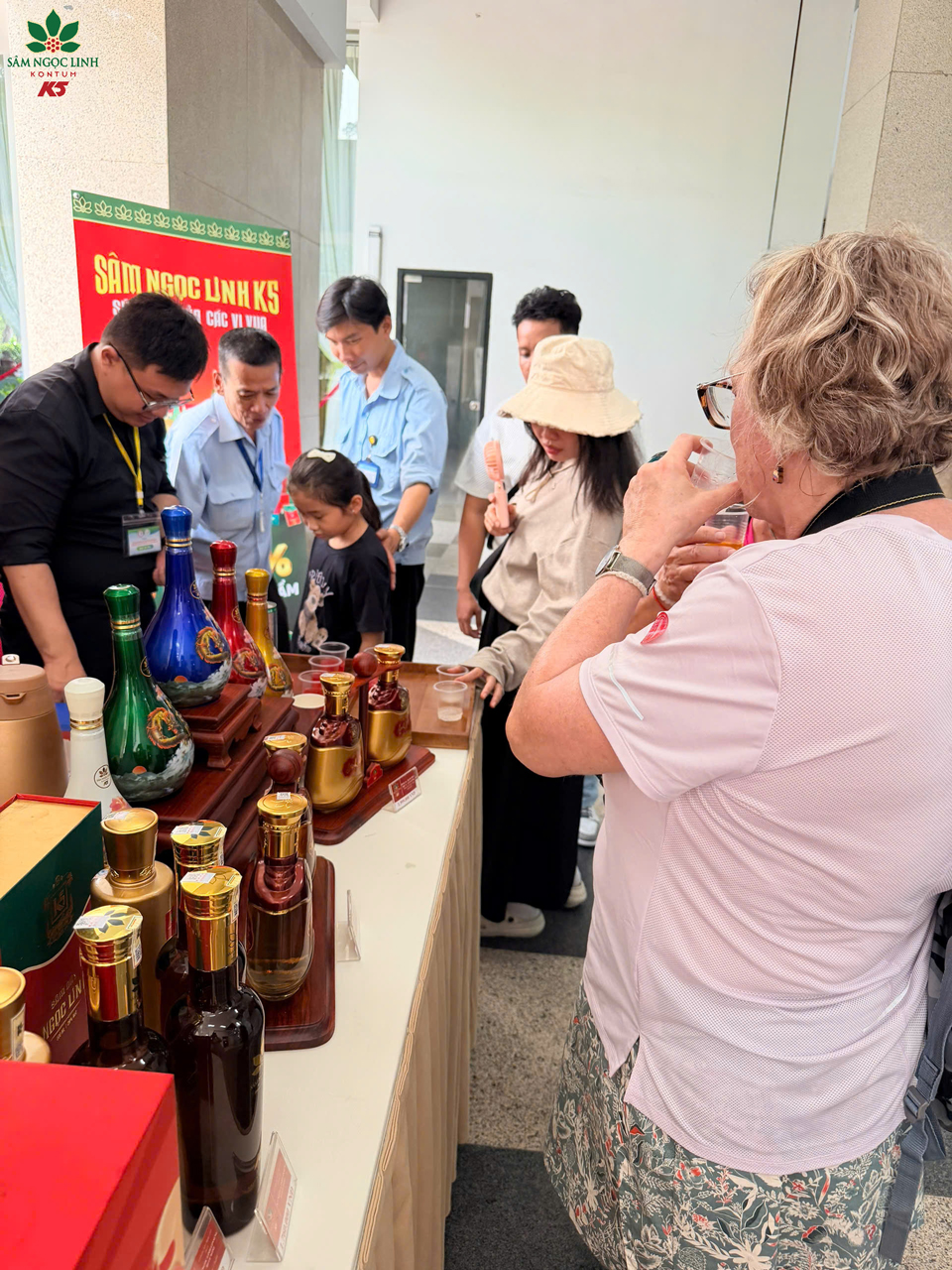 Du khách nước ngoài rất quan tâm đến các sản phẩm sâm Ngọc Linh.