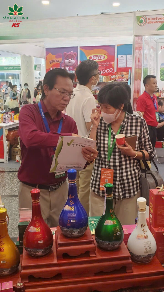 Tư vấn cho khách hàng các sản phẩm sâm Ngọc Linh.