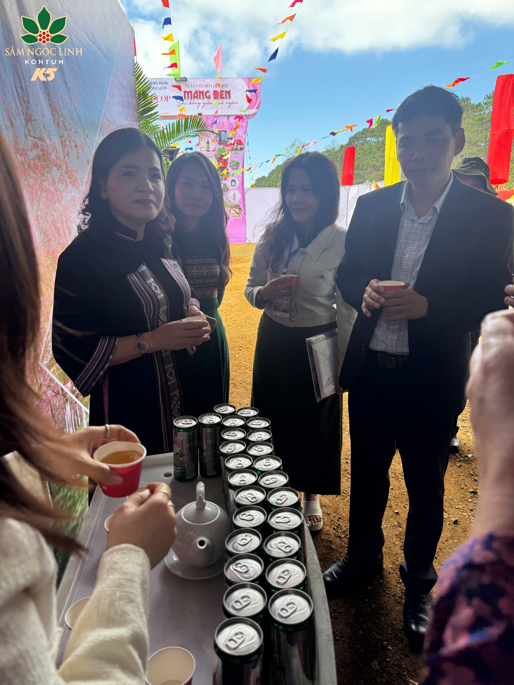 Các đại biểu thưởng thức sản phẩm Sâm Ngọc Linh.