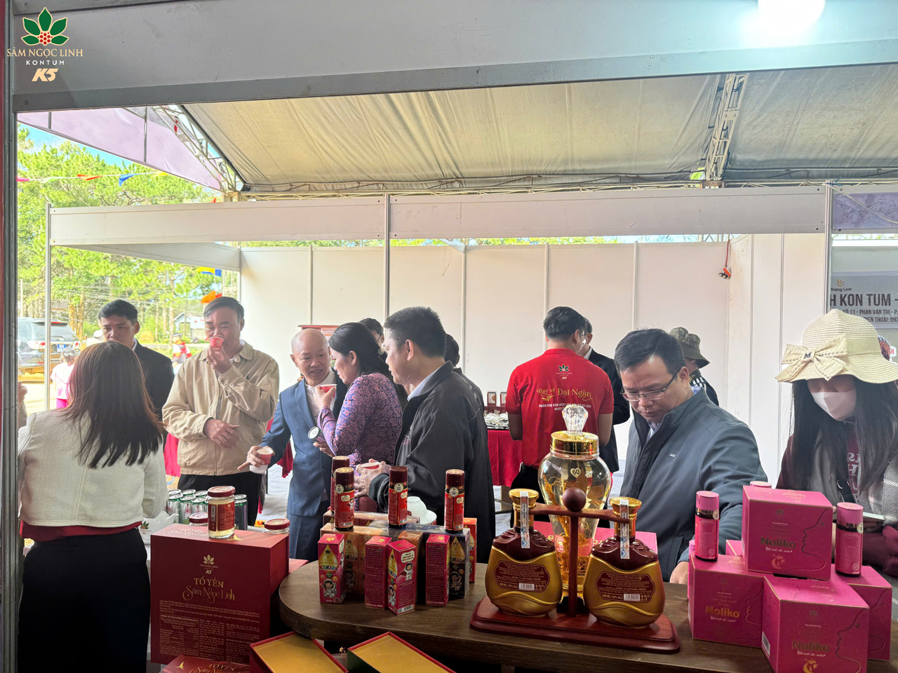Khách tham quan tìm hiểu về sản phẩm Sâm Ngọc Linh.