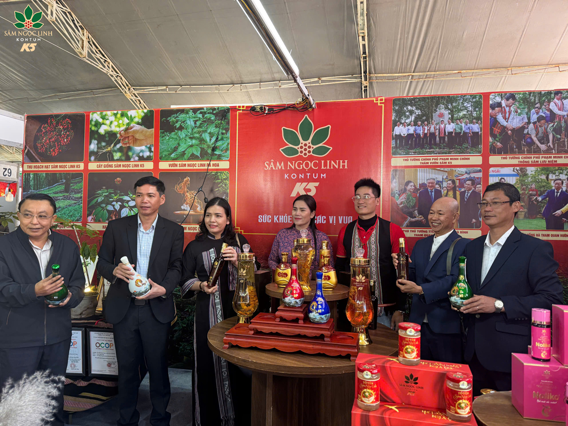 Bà Y Ngọc – Phó Chủ tịch tỉnh Quảng Ngãi ghé thăm gian hàng K5.